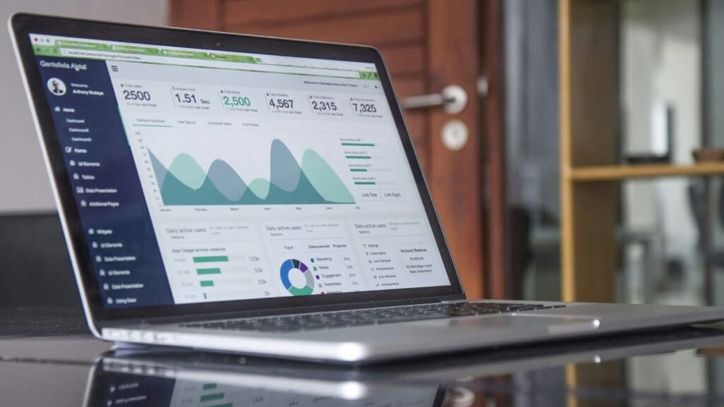 Modern Digital Marketing Agency workspace with analytics dashboard – tips for choosing the best agency 2025